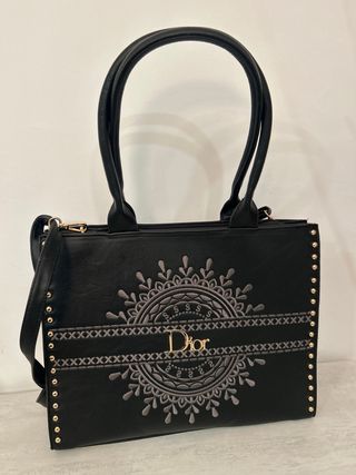 Bolso Tote Negro con Detalles Dorados