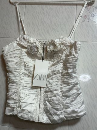 Top Zara blanco con flores y fruncido