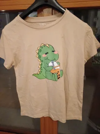 T-shirt SHEIN dinosauro con bubble tea