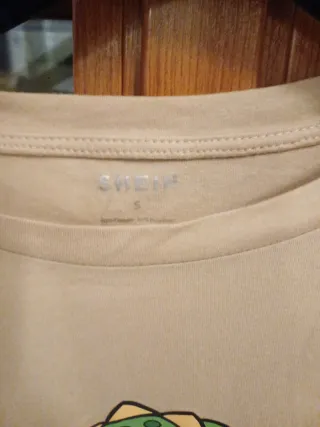 T-shirt SHEIN dinosauro con bubble tea