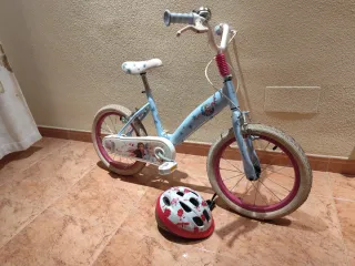 Bicicleta infantil Frozen con casco