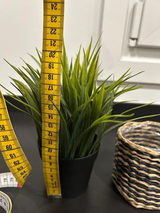 Planta artificial con macetero decorativo