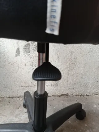 Taburete giratorio ajustable negro