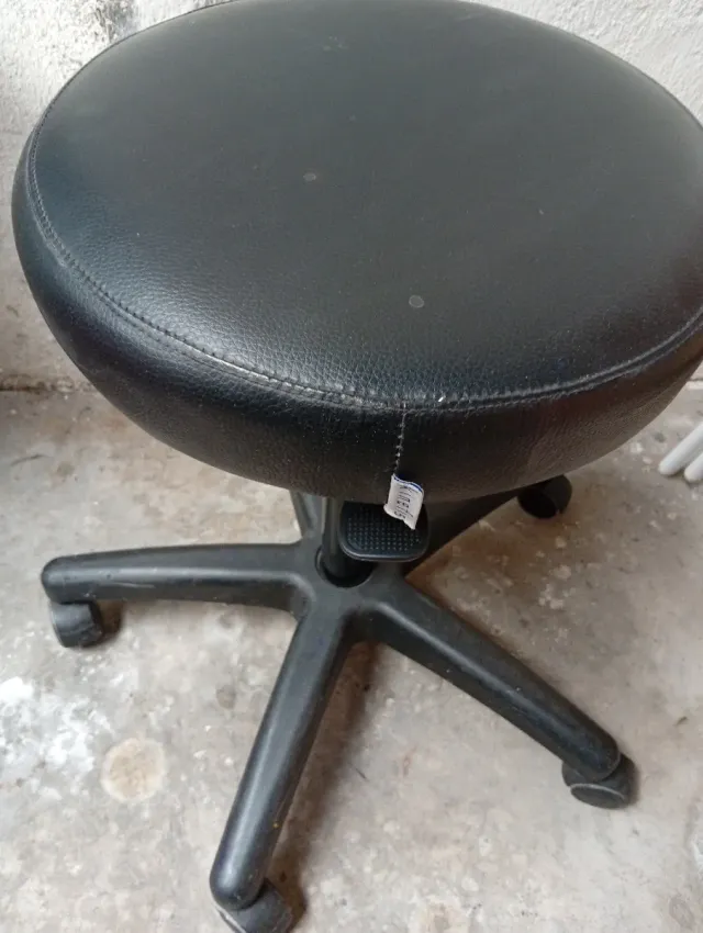 Taburete giratorio ajustable negro