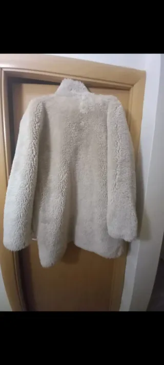 Abrigo beige de pelo sintético