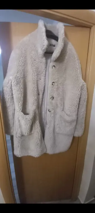 Abrigo beige de pelo sintético