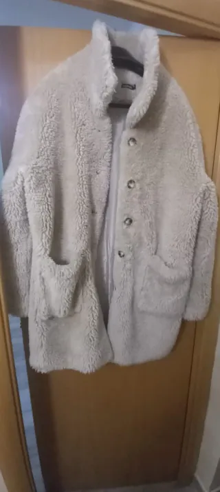 Abrigo beige de pelo sintético