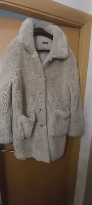 Abrigo beige de pelo sintético