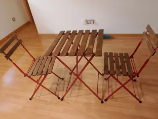Mesa y 2 sillas plegables madera y metal