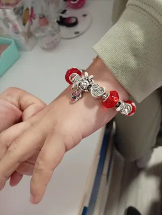 Pulsera plata con charms rojos minnie
