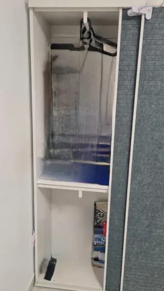 Armario Ikea de dos puertas para espacio reducido