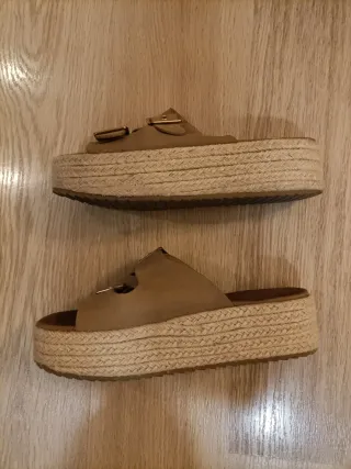 Sandalias plataforma símil ante mujer beige