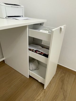 Scrivania bianca Ikea con cassettiera
