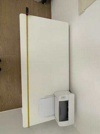 Scrivania bianca Ikea con cassettiera