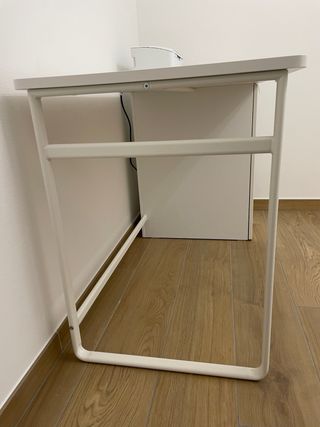 Scrivania bianca Ikea con cassettiera