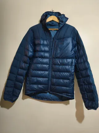 Plumífero Haglöfs azul con capucha