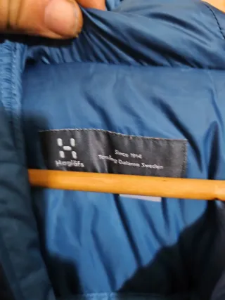 Plumífero Haglöfs azul con capucha