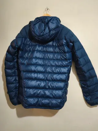 Plumífero Haglöfs azul con capucha