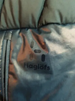 Plumífero Haglöfs azul con capucha