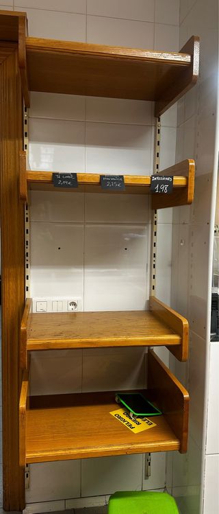 Estanterías de madera con rieles