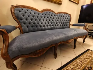 Divano e poltrone in velluto blu e legno