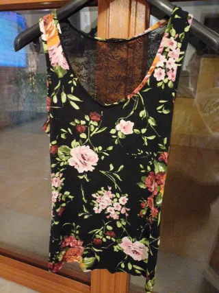 Canotta floreale nera con pizzo