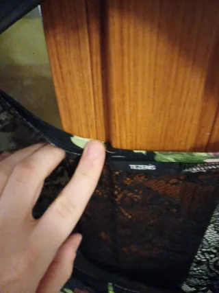 Canotta floreale nera con pizzo