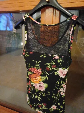 Canotta floreale nera con pizzo