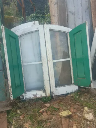 Antigua ventana de madera