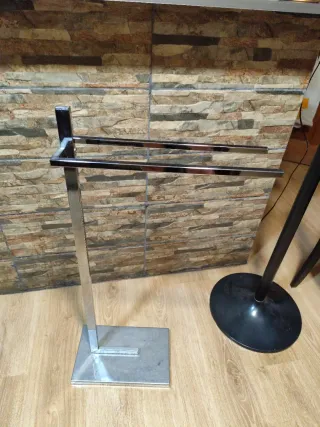 Toallero de pie metálico plateado