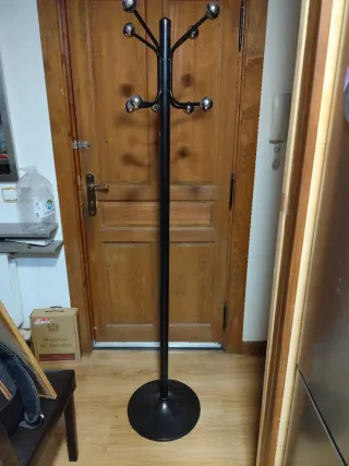 Perchero de pie negro y plateado