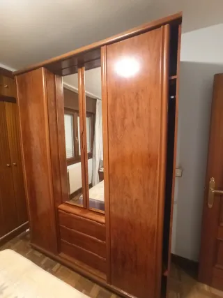Armario de madera marrón