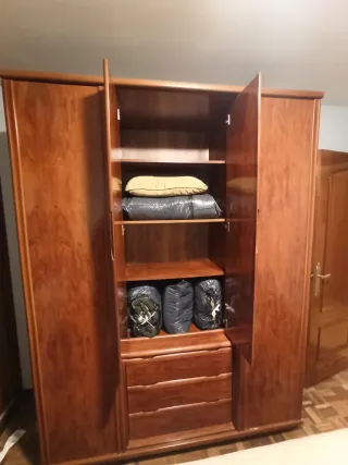 Armario de madera marrón