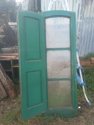 Puerta antigua verde