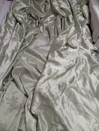 Cortina verde de satén con estampado floral