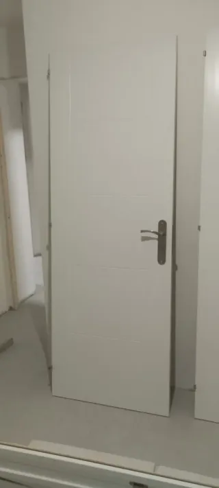 Puertas abatibles de paso blancas.