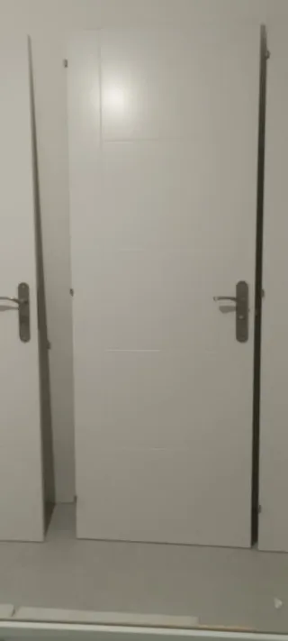 Puertas abatibles de paso blancas.