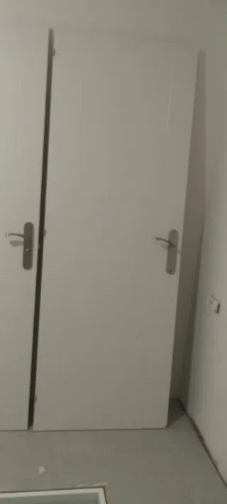 Puertas abatibles de paso blancas.