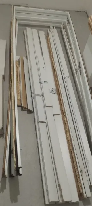 Puertas abatibles de paso blancas.