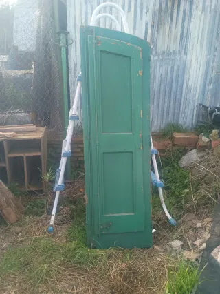 Puertas antiguas de madera verde