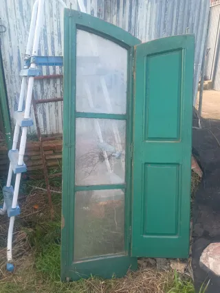 Puertas antiguas de madera verde