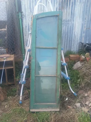 Puertas antiguas de madera verde