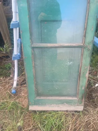 Puertas antiguas de madera verde