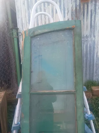 Puertas antiguas de madera verde