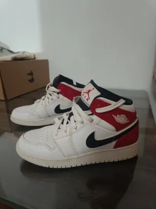 Zapatillas Jordan Blancas y Rojas Unisex