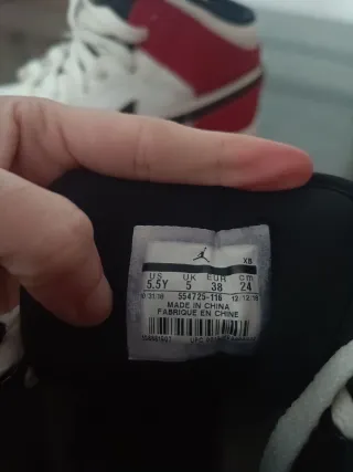 Zapatillas Jordan Blancas y Rojas Unisex