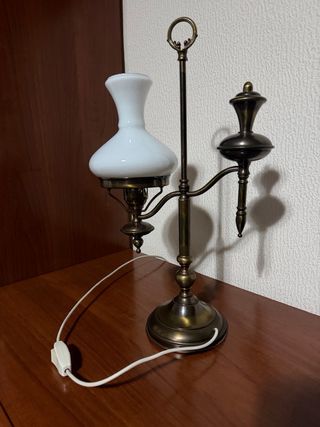 Lámpara de mesa dorada y blanca