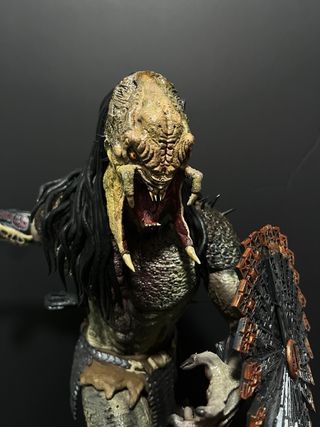 Figura Depredador Feral Resina