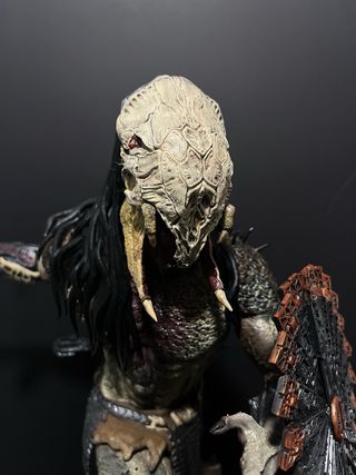 Figura Depredador Feral Resina