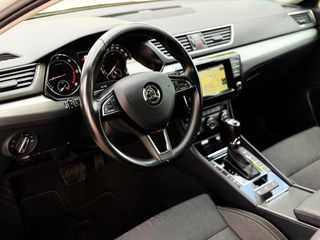 Skoda Superb Combi 2.0 TDI 150 CV DSG Style con NAVEGADOR, BLUETOOTH...